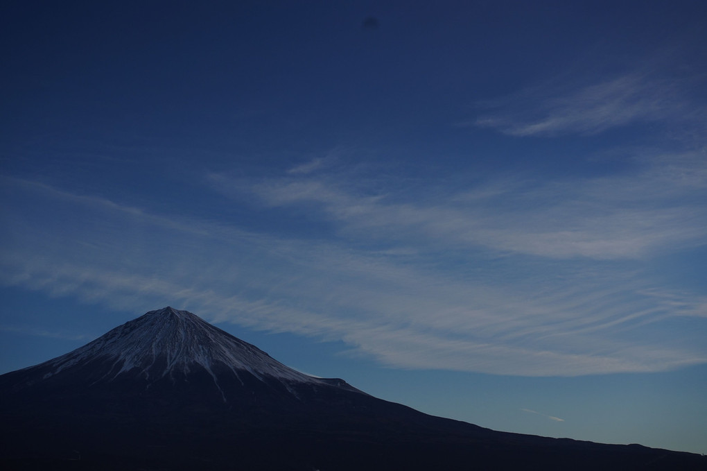 今朝の富士山と流れる雲