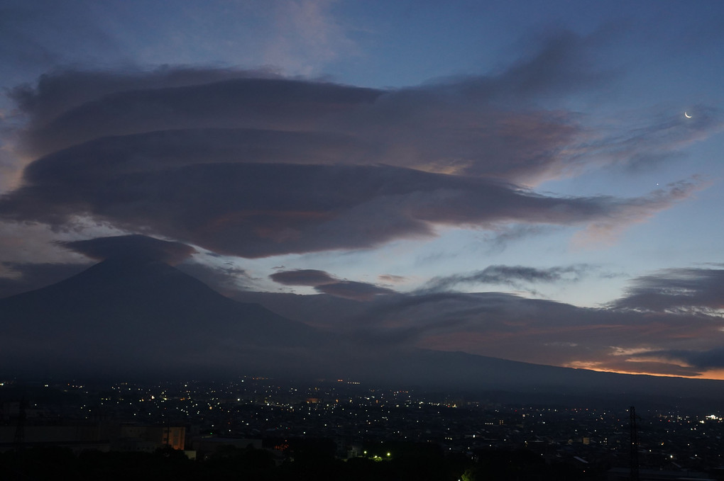 AM3:56久しぶりの巨大吊るし雲と山頂笠雲＋月に金星？～二時間半後の富士山