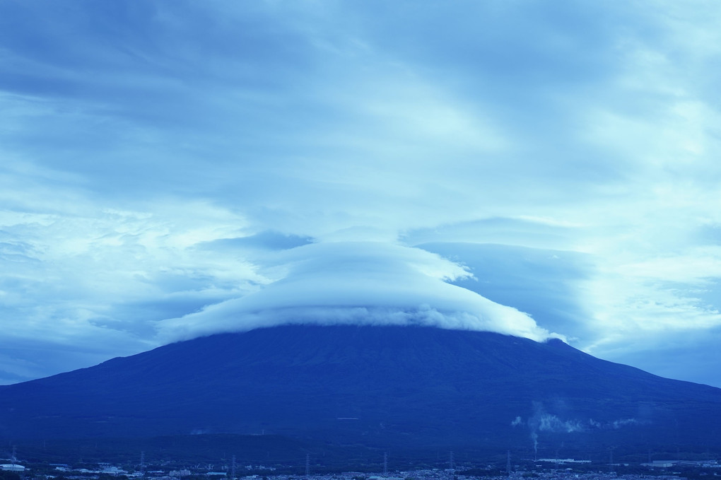 久しぶりに姿を見せた富士山！は笠雲姿～この日は大荒れの一日に