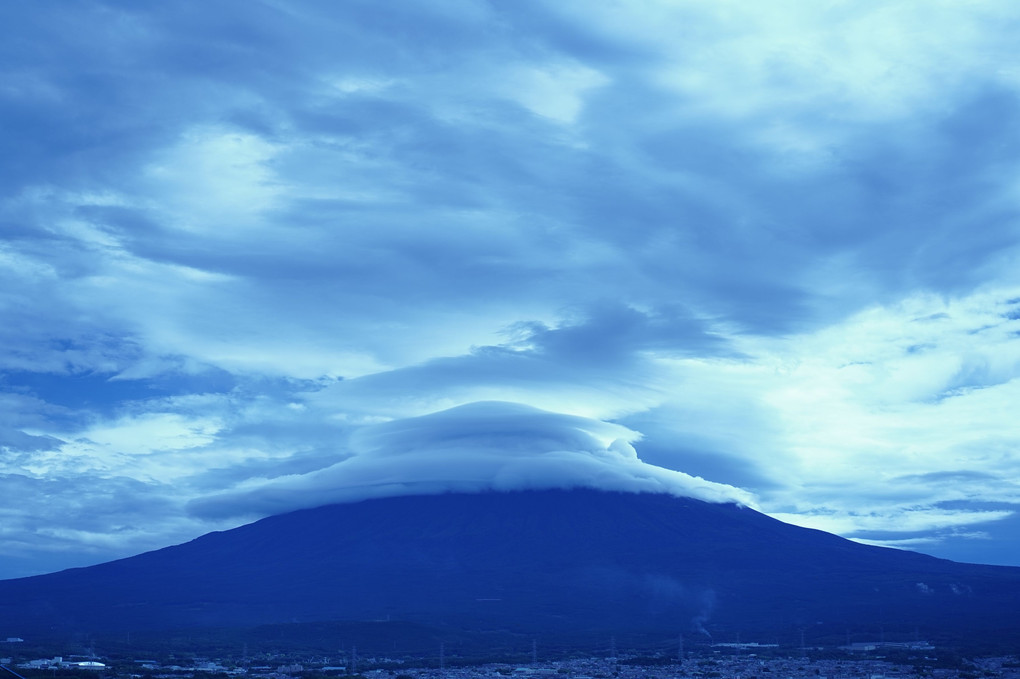 久しぶりに姿を見せた富士山！は笠雲姿～この日は大荒れの一日に