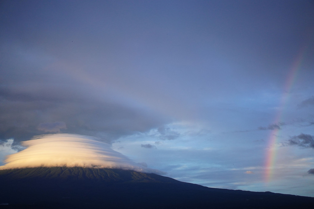 ふわっと何層も重なる笠雲富士山と虹