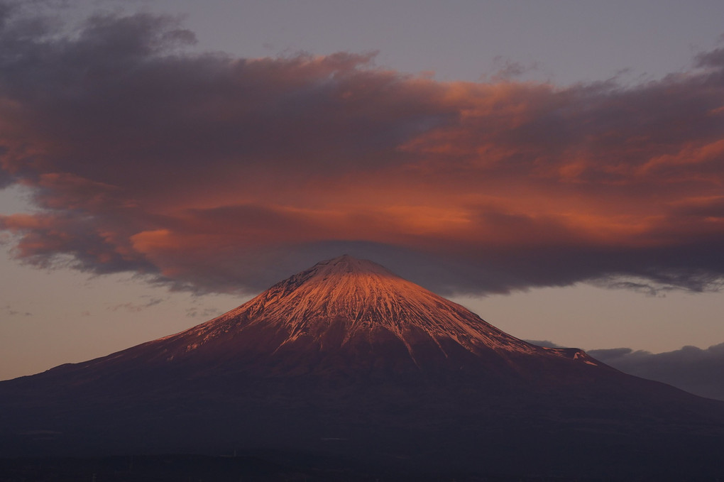 笠雲被った夕焼け富士山