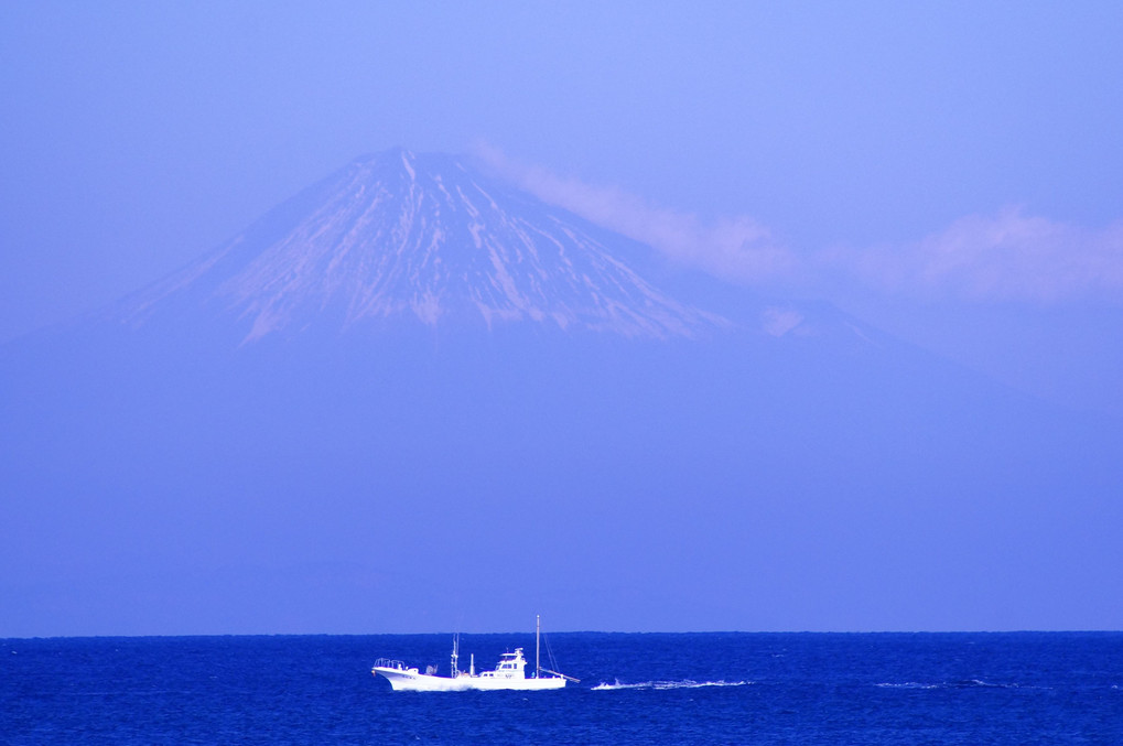 富士と漁船