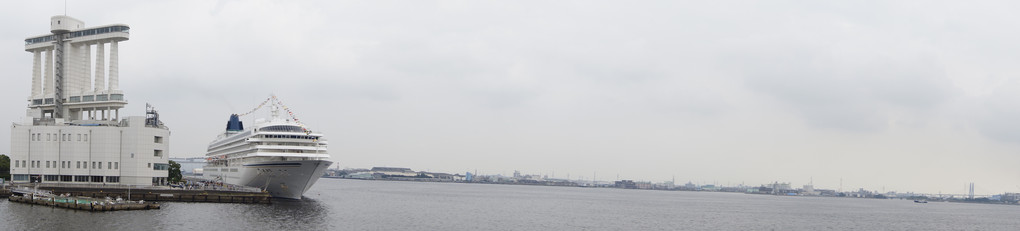 ポートビルと飛鳥Ⅱと名古屋港