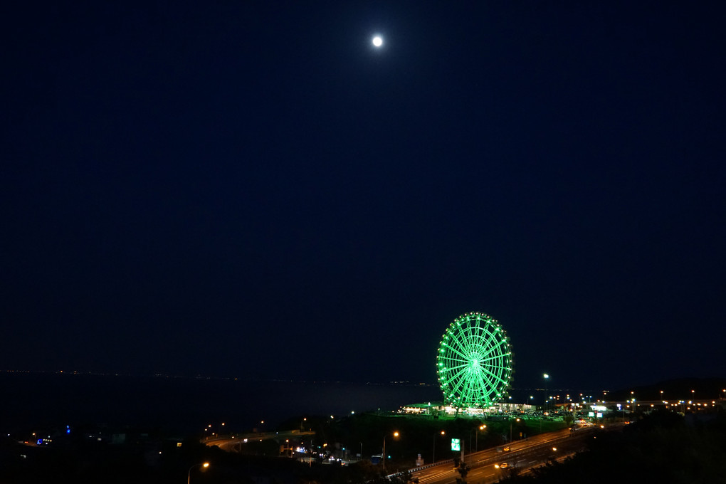 月と観覧車と大阪湾
