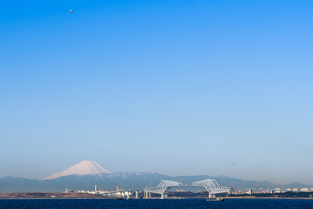 ゲートブリッジと富士山と旅客機