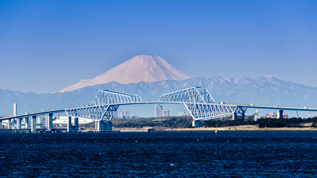 東京ゲートブリッジ頭上に姿を表す富士山