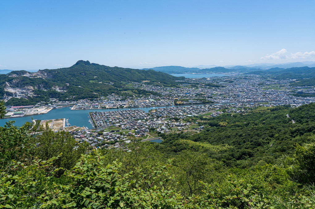 源平で有名な屋島から瀬戸内海と高松の街並みを見下ろす