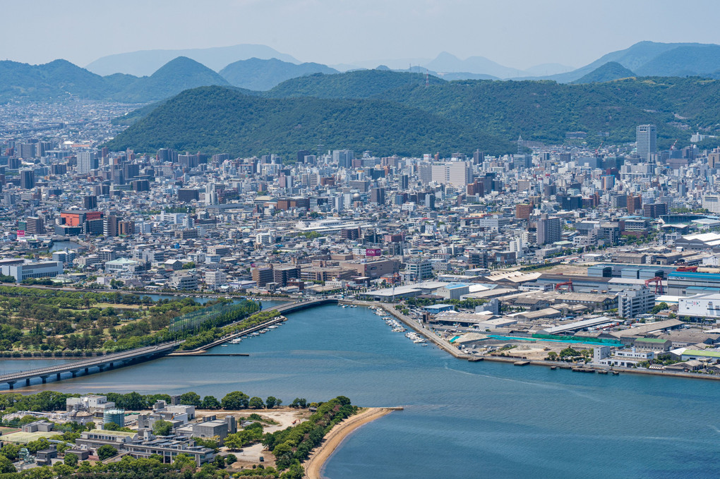 源平で有名な屋島から瀬戸内海と高松の街並みを見下ろす