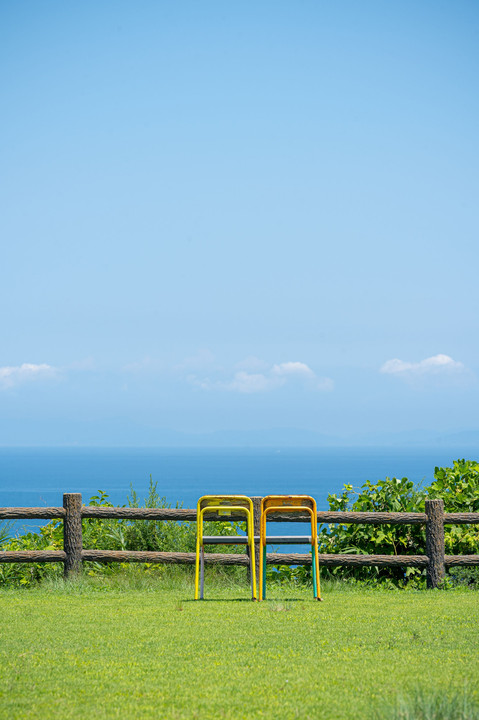 空と大地と海と椅子