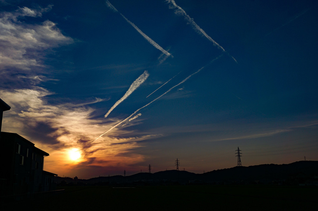 夕焼けと飛行機雲