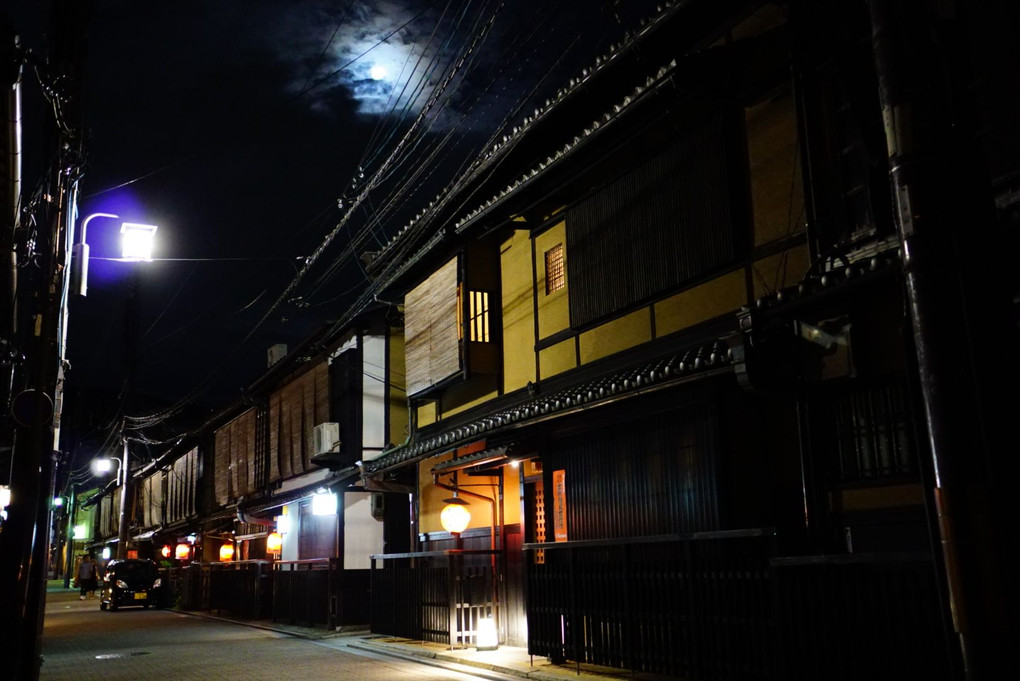 京都の街並みに映える月