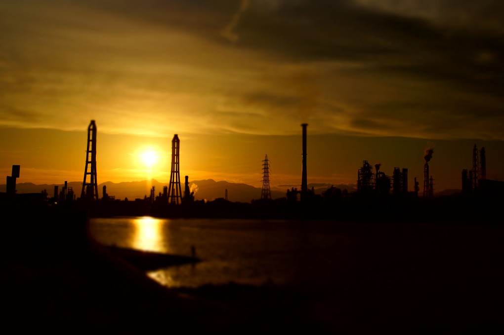 夕陽と工場
