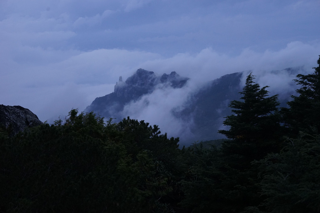 瑞牆山は雲の中