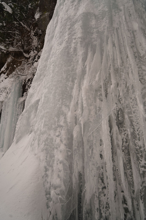 滝の水しぶきが凍り付いた造形