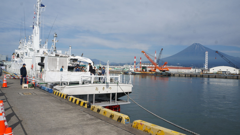 海上保安庁 巡視船「おきつ」と富士山