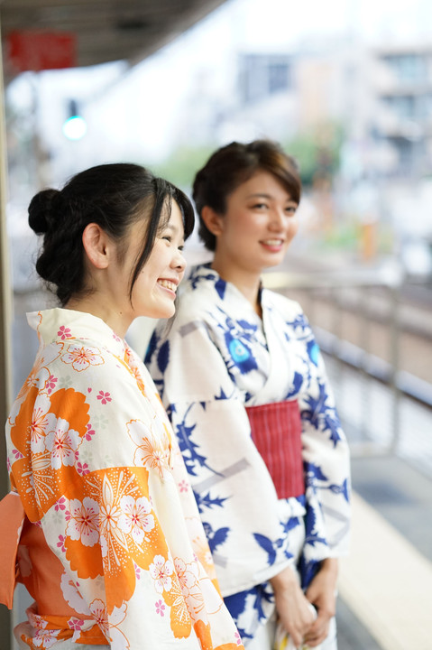 これから花火大会、電車を待つ時間も楽しいね！