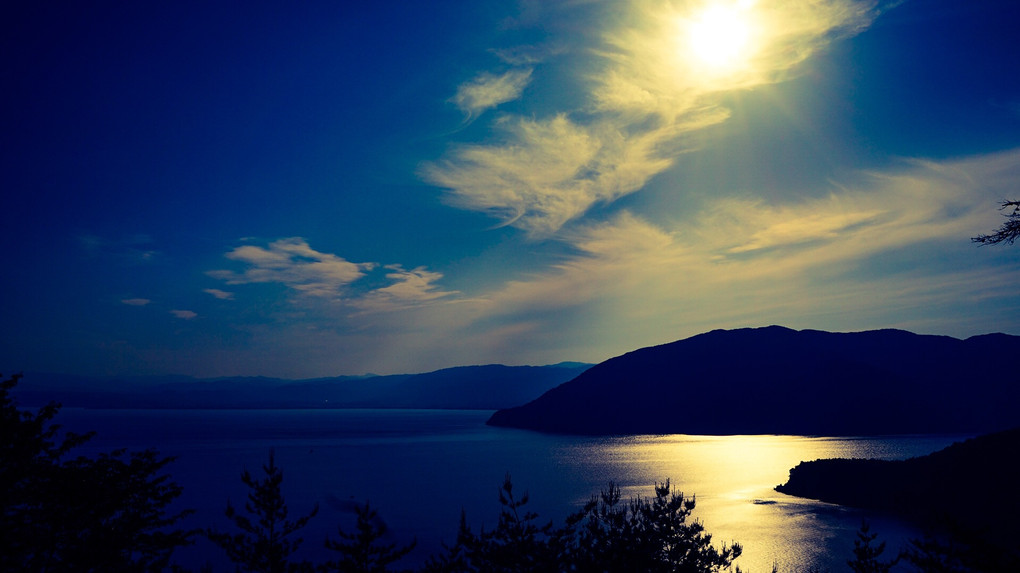 奥琵琶湖の湖面と光芒