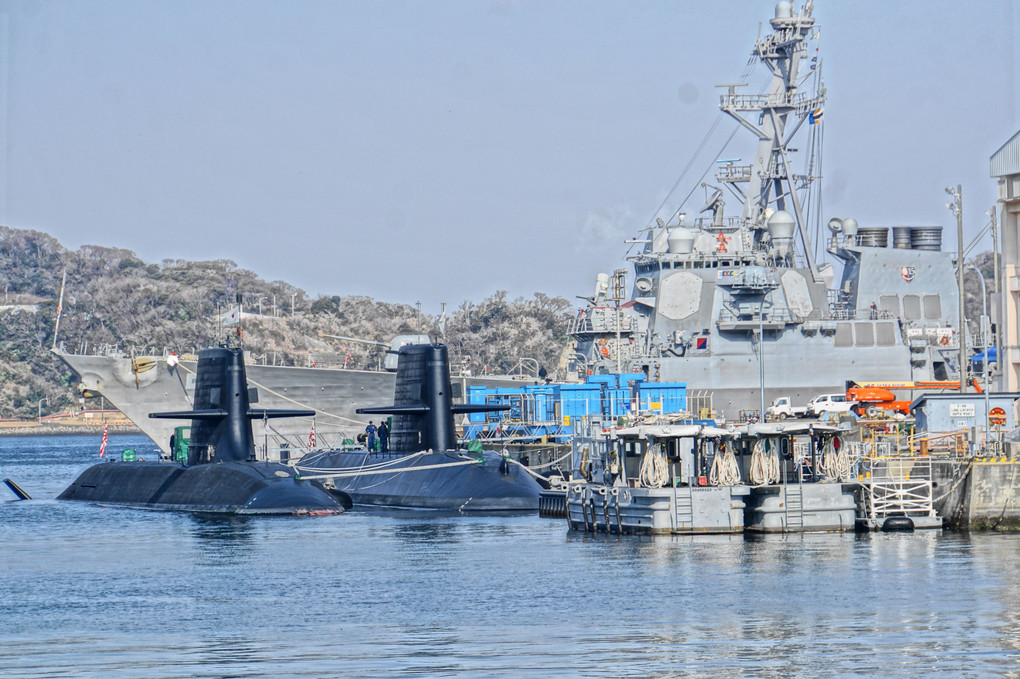イージス艦と潜水艦