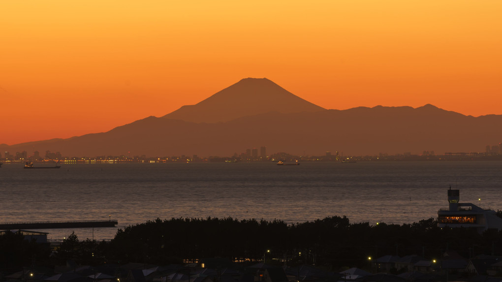 東京湾の向うに夕焼け富士