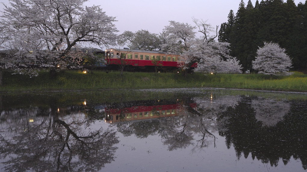 黄昏の里山駅