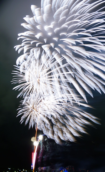 雨上がりの空を彩る花火