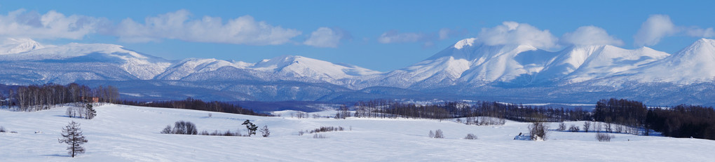 冬晴れの十勝岳連峰　
