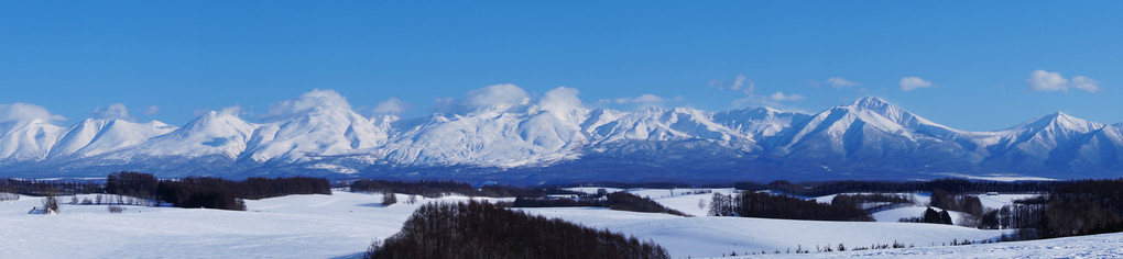 冬晴れの十勝岳連峰　
