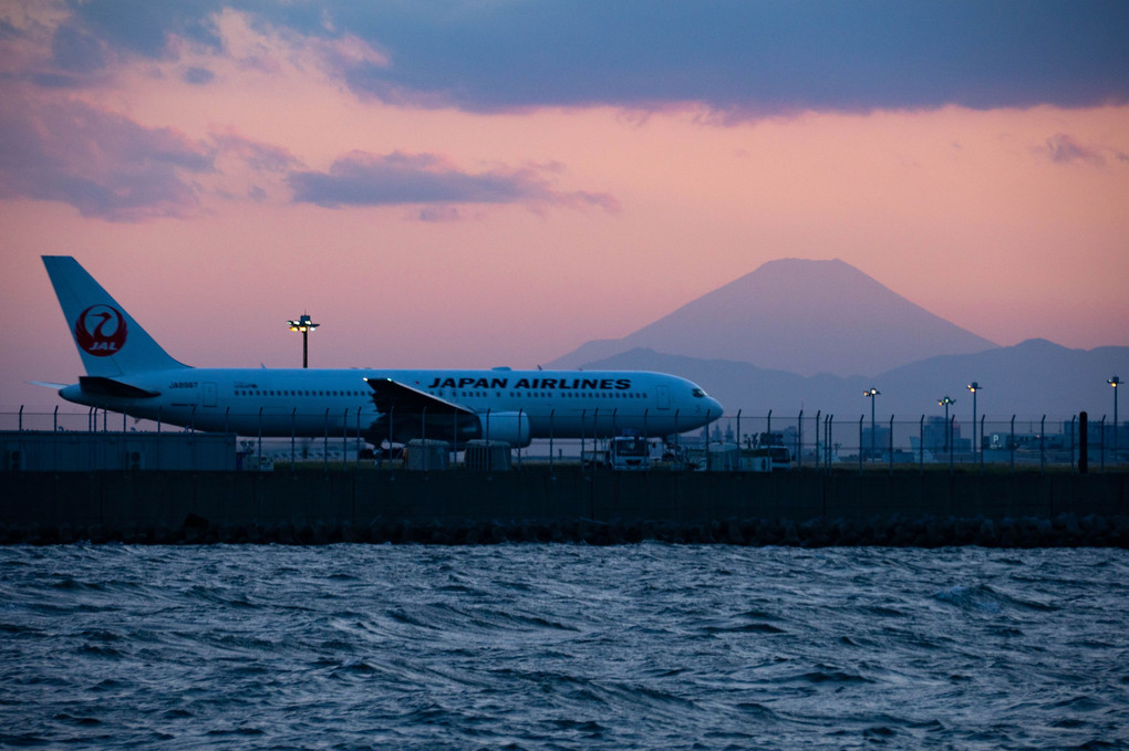 羽田沖合から望む飛行機