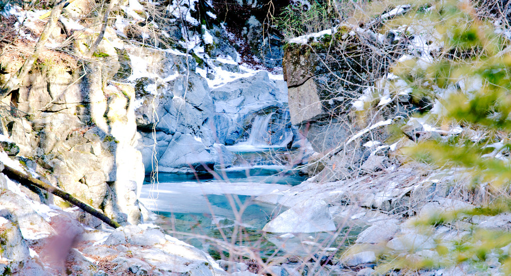 虻川渓谷。氷柱群と雪の渓流。