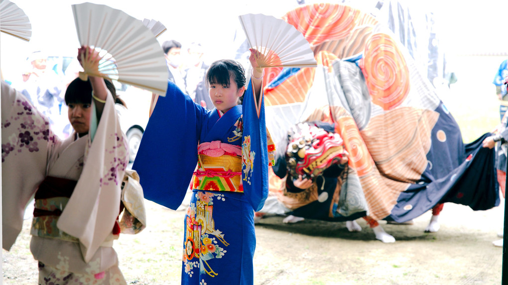 村の春祭り。　獅子舞の奉納。