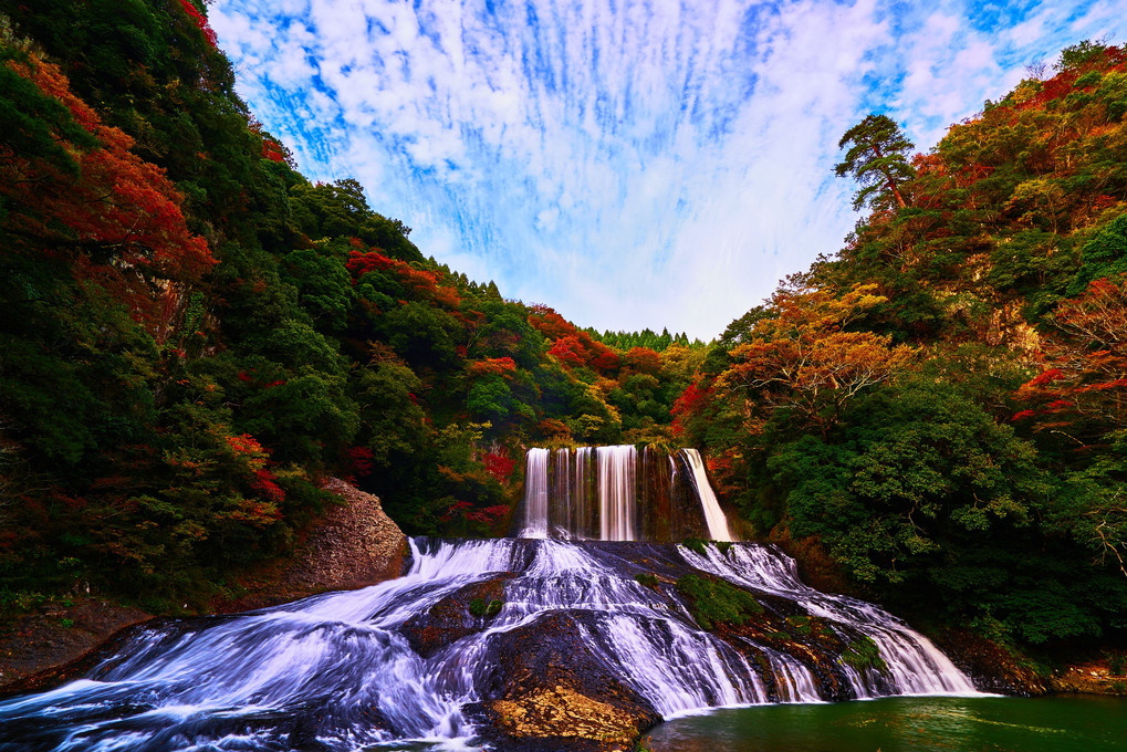 紅葉と滝