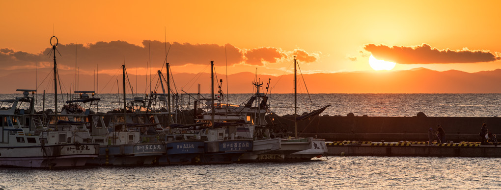 真名瀬漁港に日が沈む