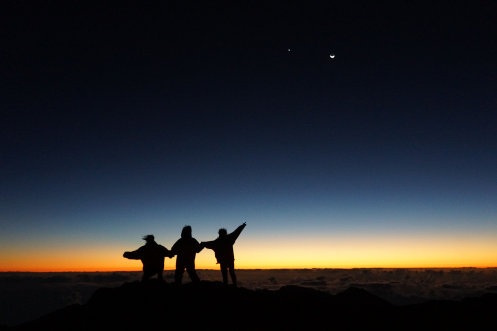 マウイ島・ハレアカラ山頂で日の出 ♪♪