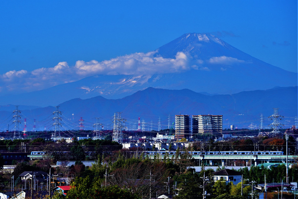 つづら折りの登山道がクッキリ見えた今朝の富士山🗻