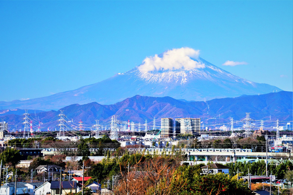 今朝の富士山　相鉄・いずみ野線「ヨコハマネイビーブルー」の車両と共に