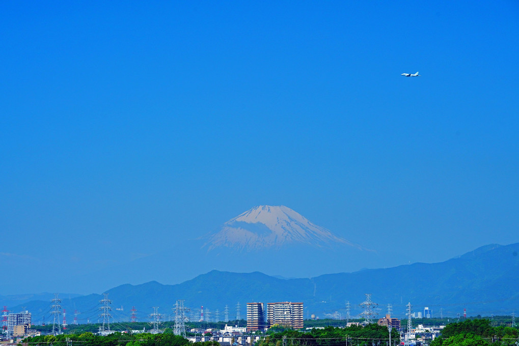 今朝の富士山　相鉄電車，厚木基地の哨戒機と共に