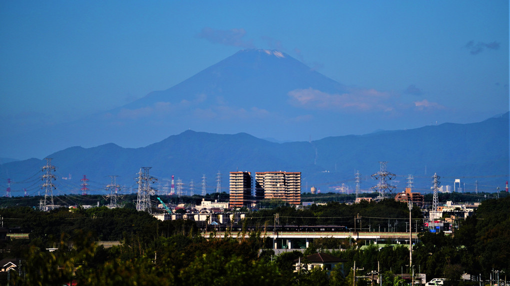 今朝の富士山　山頂に僅かに雪か　それとも雲か❣