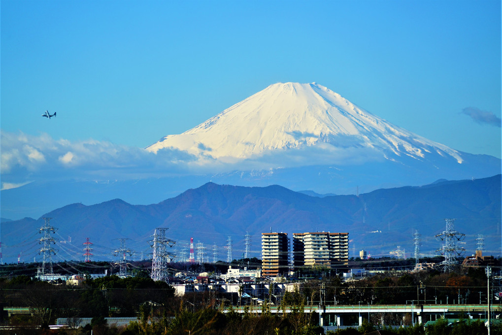 今朝の富士山 🗻　厚木基地へ向かう哨戒機と相鉄・いずみ野線の車両と共に❣