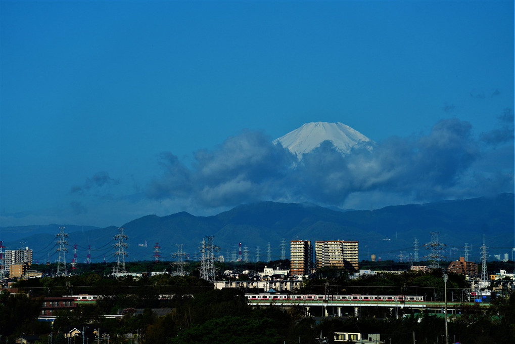お久しぶり　今朝の富士山 🗻　相鉄-東横直通電車車両と共に❣