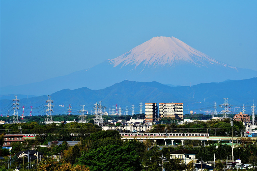 富士山の前を疾走する相鉄線・東横線直通の東急車両❣