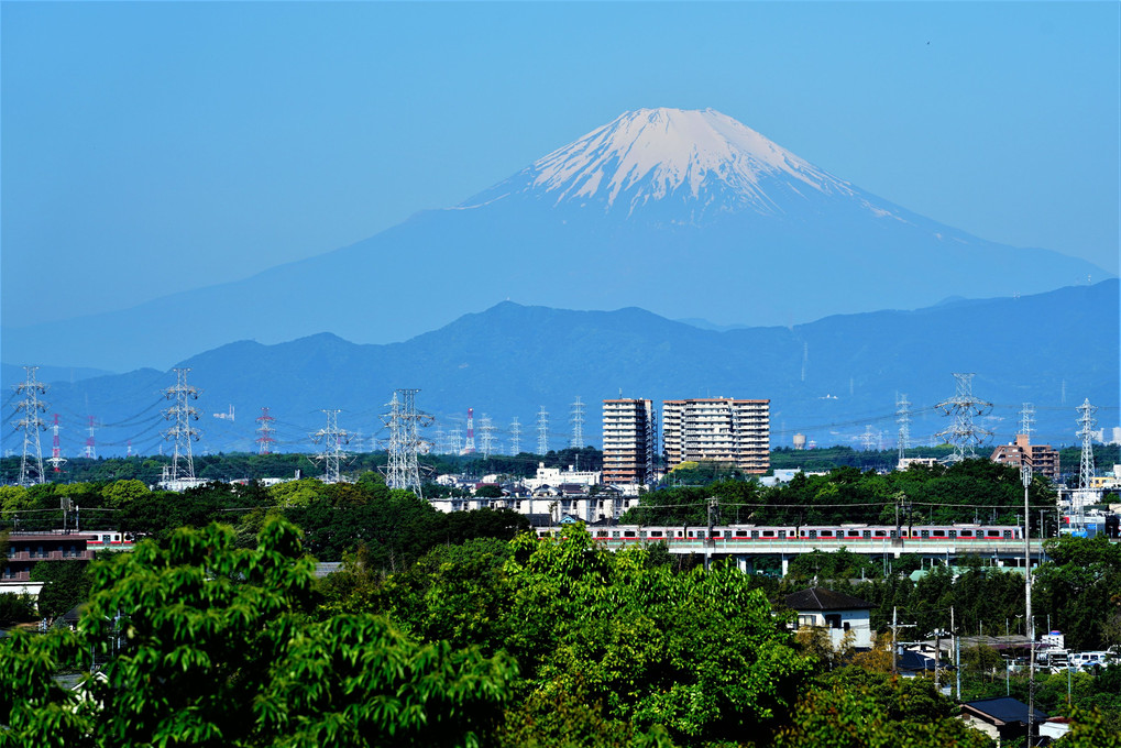 富士山の前を行く東急線車両