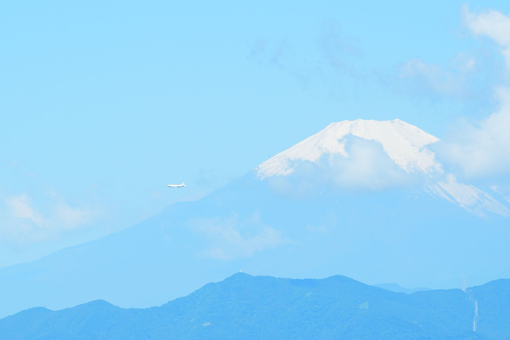 富士山を背にして哨戒機のオーバーヘッドアプローチ