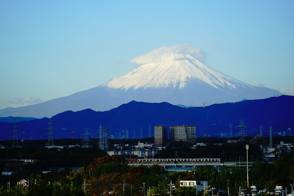 東横線の真っ赤な「Q SEAT」車両が富士山 🗻を背景に❣