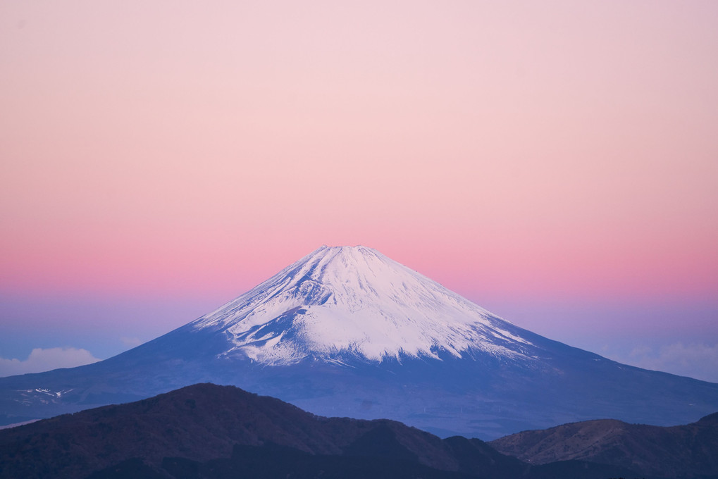 茜幕下　出番を待つや　富士の山