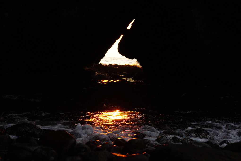 洞穴から落ちる夕日
