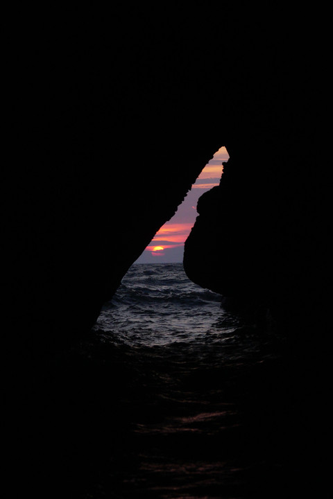 洞穴から落ちる夕日