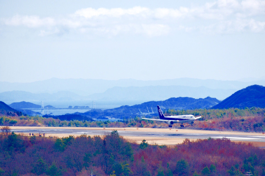 広島空港から因島大橋を臨む