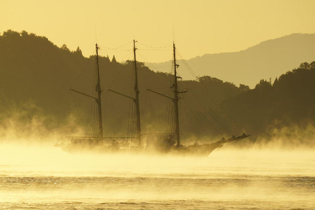 海霧の中を進む帆船「みらいへ」