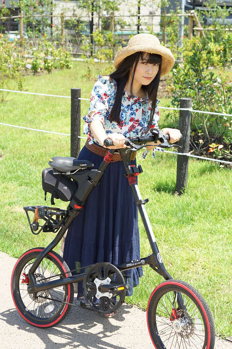 夏の公園＞自転車と女